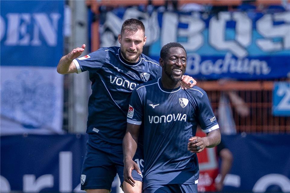 Ibrahima Sissoko darf sich für das 1:0 gegen Elversberg gratulieren lassen.David Inderlied/dpa