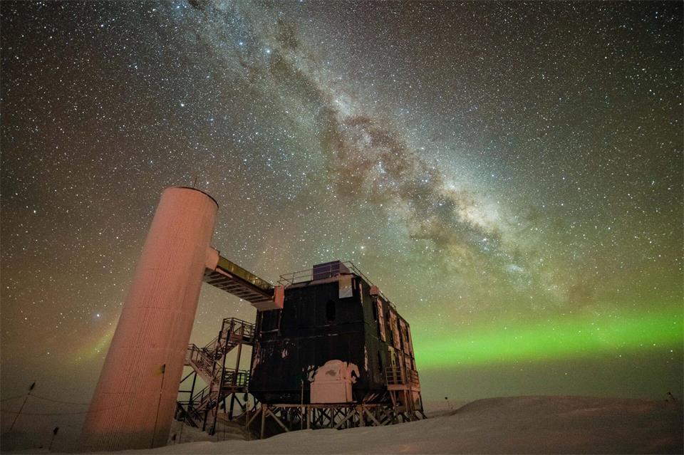 „IceCube“ – ein Kubikkilometer Eis, der mit Sensoren ausgestattet ist. (Archivbild)Yuya Makino/IceCube/NSF/dpa