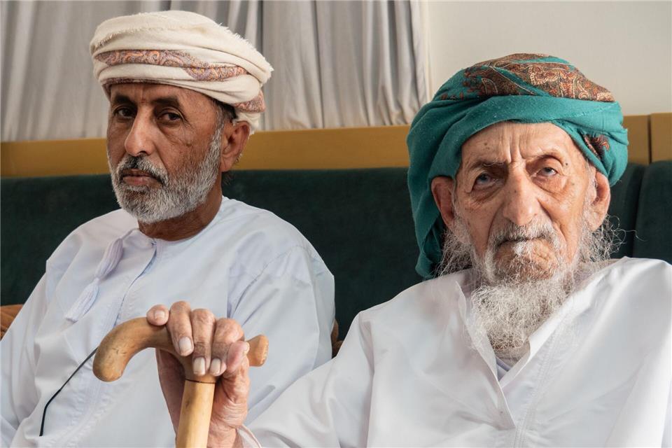 Nomade auf Zeit in der größten Sandwüste der Welt „Ich bin immer noch Beduine“, sagt Salime Hussin Al-Rashdi (l). Neben ihm sitzt sein Vater.Andreas Drouve/dpa-tmn