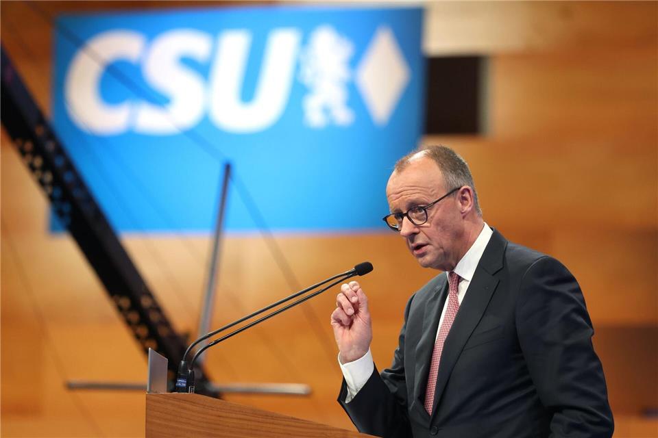 „Ich bin jedenfalls nicht bereit, das Thema Umwelt und Klimaschutz so hoch aufzuhängen, dass damit ein großer Teil unseres industriellen Kerns in der Bundesrepublik Deutschland verloren geht“, hatte Kanzler Merz (CDU) in seiner Rede auf dem CSU-Parteitag gesagt.Karl-Josef Hildenbrand/dpa