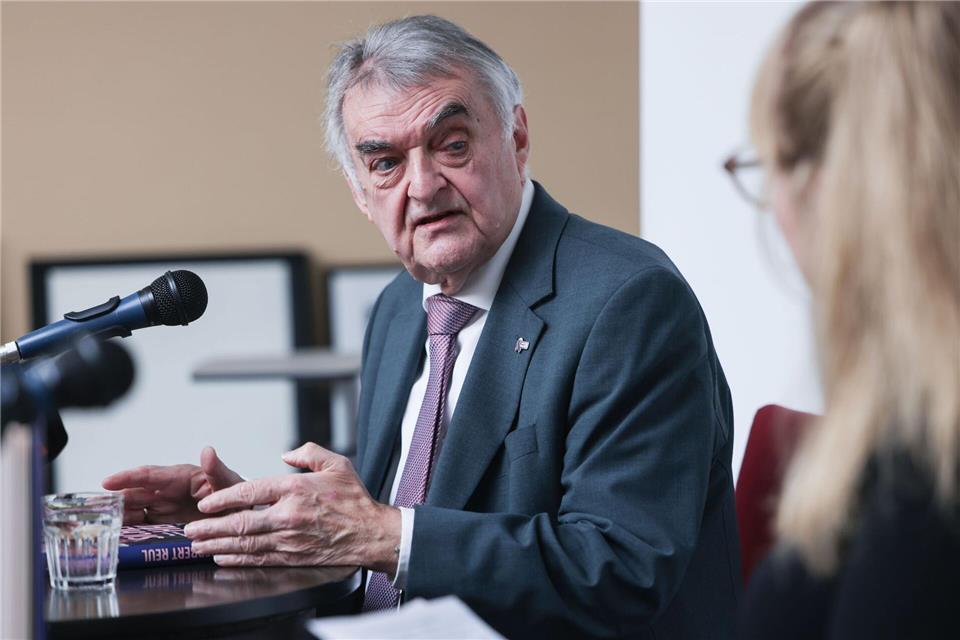 Reul stellt erstes Buch vor: „Könnte längst in Rente sein“ „Ich bin so alt und lange dabei, ich muss mich nicht noch wichtig machen“, sei bislang seine Devise gewesen, so Reul.Oliver Berg/dpa
