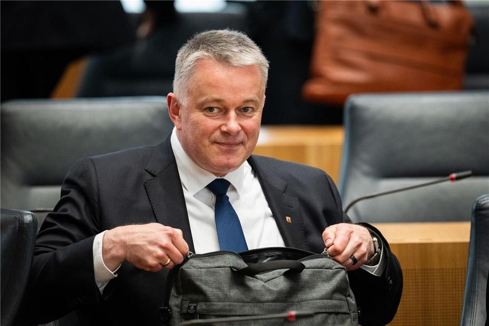 „Ich freue mich auf ein paar ruhigere Tage, auch wenn der Laptop natürlich überallhin mitkommt“, sagt Ministerpräsident Schnieder. (Archivfoto)Hannes Albert/dpa