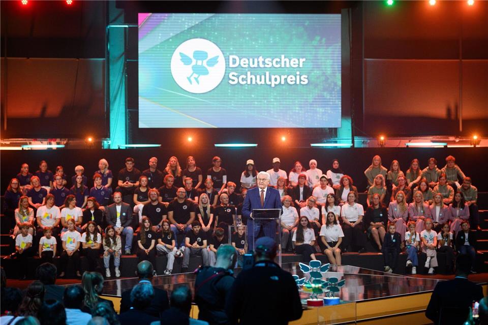 „Ich freue mich riesig über den Erfolg der Jenaplanschule Weimar, die mit ihrem klaren pädagogischen Profil, dem gelebten Teamgeist und der konsequenten Schulentwicklung die Jury überzeugt hat“, so Thüringens Bildungsminister Christian Tischner. Bernd von Jutrczenka/dpa
