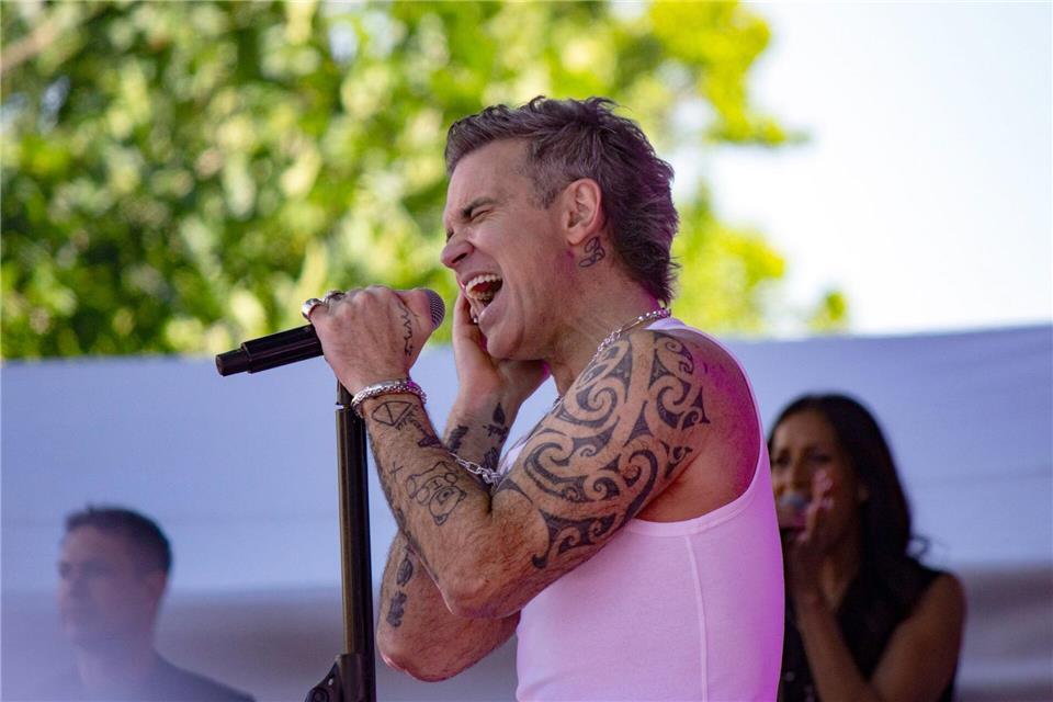 Robbie Williams singt neue FIFA-Hymne „Ich freue mich schon jetzt darauf, diesen Song in den kommenden Jahren bei einigen meiner Lieblingsturniere live zu performen“, sagt Robbie Williams über die Fifa-Hymne „Desire“. (Archivbild)Joshua Stanyer/SOPA Images via ZUMA Press Wire/dpa