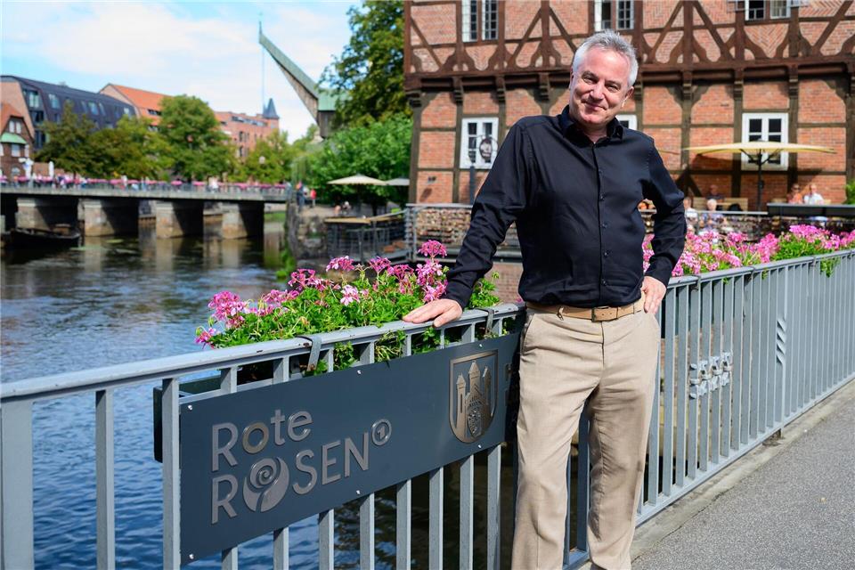 Ich glaube, dass die Serie ohne Lüneburg in der Qualität nicht möglich wäre“, sagt der 54-Jährige im Gespräch mit der Deutschen Presse-Agentur, „die Stadt ist für uns das ideale Freilichtstudio“. Philipp Schulze/dpa