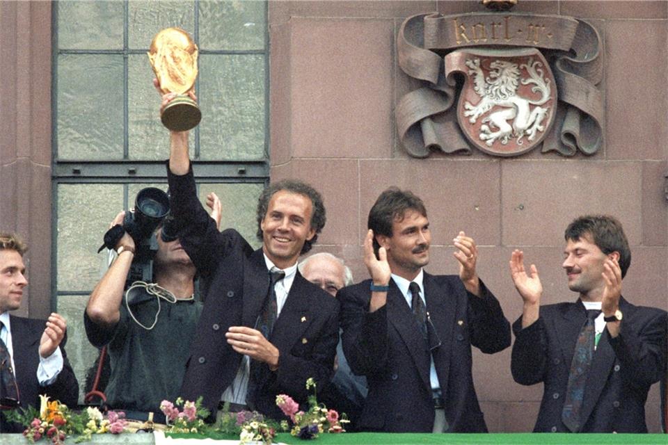 „Ich glaube, dass die deutsche Mannschaft über Jahre hinaus nicht zu besiegen sein wird", sagte Beckenbauer (l) nach dem WM-Gewinn 1990.