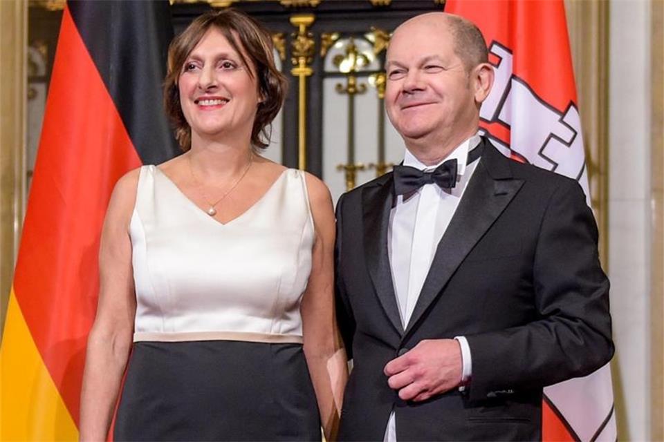 „Ich glaube, dass ich ein ganz anderer Mensch wäre, wenn ich nicht mit Britta Ernst verheiratet wäre“, sagt SPD-Kanzlerkandidat Olaf Scholz über seine Frau. Foto: Axel Heimken/dpa