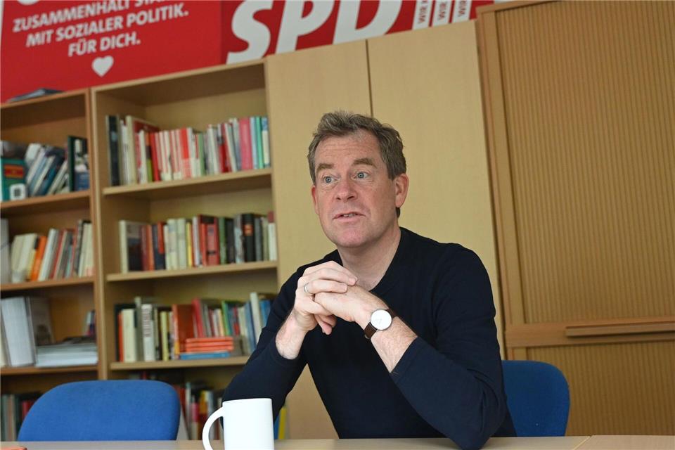 „Ich glaube, für viele war früher Wohlstand und Demokratie eins“, erklärte Ulf Kämpfer (SPD). (Archivbild)Katrin Luxenburger/dpa