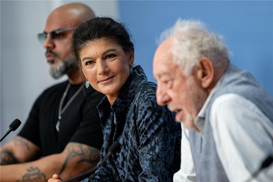 Gaza-Demo am Brandenburger Tor - Auch Roger Waters spricht „Ich halte gar nichts davon, dass man Kritik an der israelischen Regierung als antisemitisch bezeichnet“, sagte Wagenknecht.Fabian Sommer/dpa