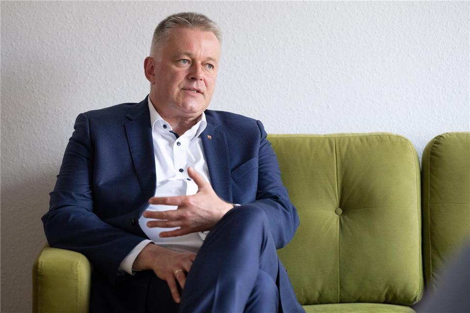 „Ich stelle mir schon länger die Frage, ob es wirklich sinnvoll ist, dass die Trägerschaft von kommunalen Kindertagesstätten in der Zuständigkeit der Ortsgemeinden liegt“, sagt Ministerpräsident Schnieder. (Archivbild)Boris Roessler/dpa