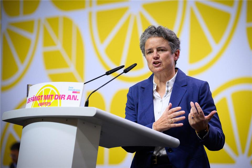 „Ich weiß, dass Geschlossenheit für eine Partei im Wahlkampf wichtig ist, aber wenn mehrere Parteifreunde glauben, für eine Aufgabe die geeignetsten Kandidaten zu sein, ist eine Wettbewerbskandidatur der richtige Weg“, sagte FDP-Landeschefin Lydia Hüskens. (Archivbild)Bernd von Jutrczenka/dpa