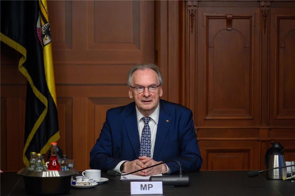 „Ich werde mich aber in das operative Geschäft nicht mehr hineinbegeben. Das ist jetzt Sache derjenigen, die dann auch die Verantwortung haben“, sagte Reiner Haseloff (CDU).Klaus-Dietmar Gabbert/dpa