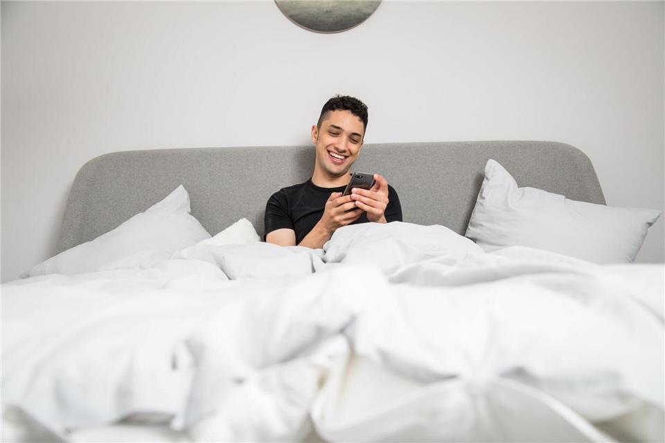 „Ich wünschte, du wärst hier“: Insbesondere Menschen, die nicht zusammenleben, sollten gut aufeinander eingehen - und über die eigenen Wünsche und Bedürfnisse sprechen. picture alliance / dpa-tmn