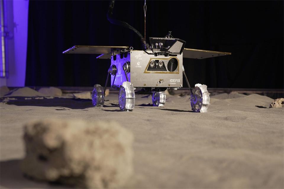 „Idefix“ - hier ein Modell - soll selbstständig den Marsmond Phobos erkunden. Ehsan Monajati/dpa