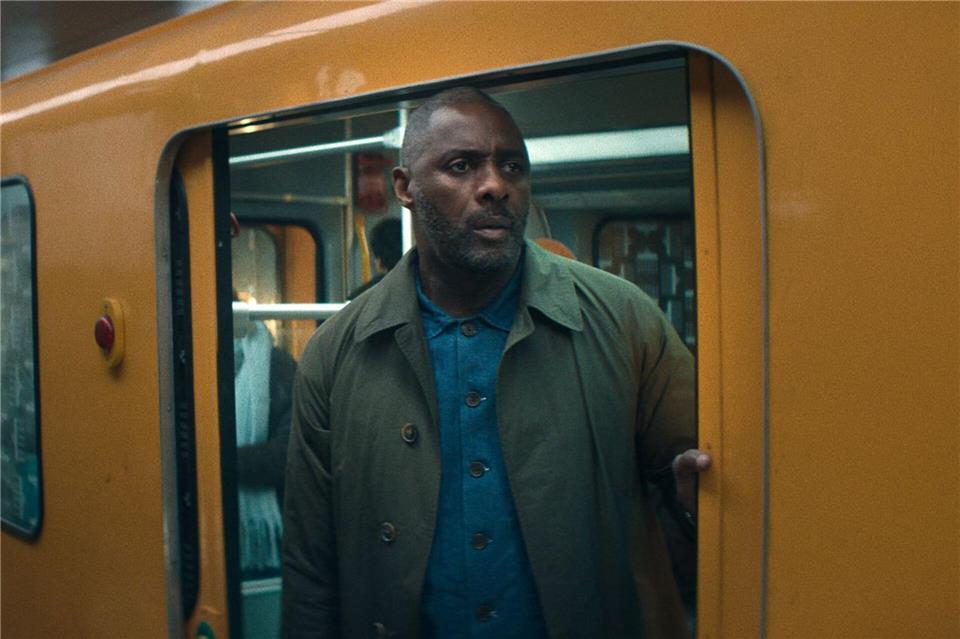 Idris Elba in einer Szene der zweiten Staffel der Thrillerserie „Hijack“ (undatierte Filmszene). Die letzte Folge der zweiten Staffel der Thrillerserie startet am 04.03.2026 auf Apple TV.-/Apple TV/dpa