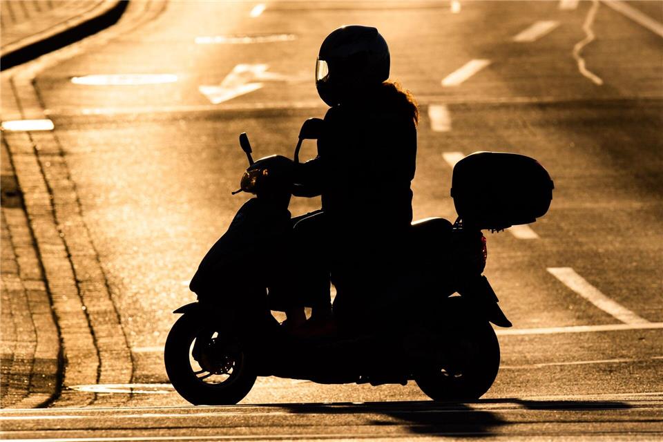 Idylle und Freiheit auf dem Motorroller? Mag sein, aber auf dem Zweirad kann es auch plötzlich sehr gefährlich werden.Julian Stratenschulte/dpa/dpa-tmn