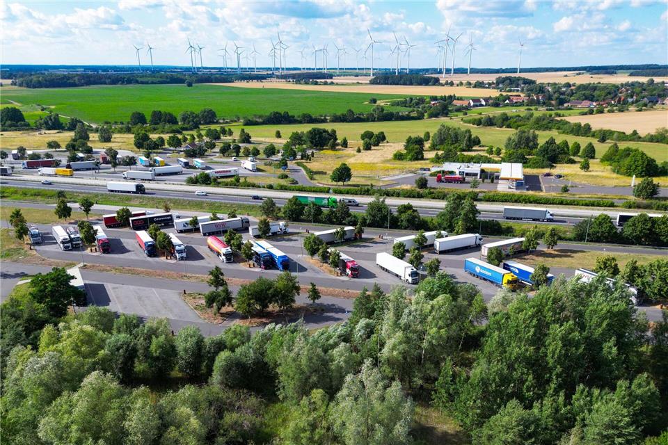Idyllisch: So schön wie es auf dieser Rastanlage aus der Luft aussieht, geht es nicht immer zu - denn manchmal herrscht richtig Hochbetrieb und Parkplätze sind dann Mangelware.picture alliance/dpa