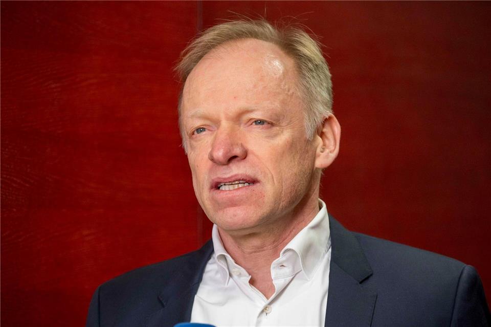 Ifo-Chef warnt: Wohlstand in Deutschland akut bedroht  Ifo-Chef Fuest schlägt Alarm: „Die Lage ist mittlerweile dramatisch.“ (Archivbild) Peter Kneffel/dpa