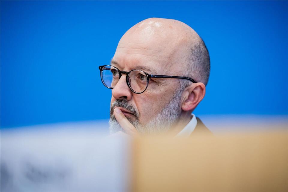 Ifo-Experte Timo Wollmershäuser sieht den konjunkturellen Tiefpunkt durchschritten. (Archivbild)Christoph Soeder/dpa