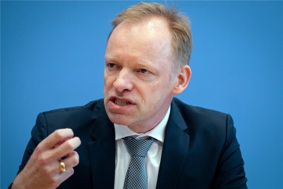 Ifo-Präsident Clemens Fuest hält wenig von einem möglichen Tankrabatt. (Archivbild)Kay Nietfeld/dpa