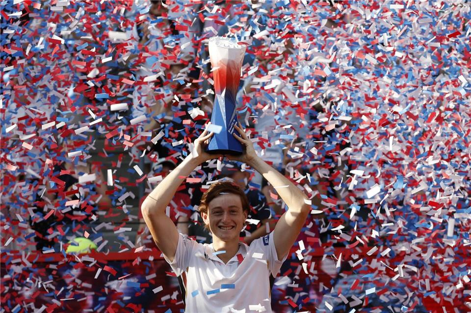 Ignacio Buse mit der Siegertrophäe.Georg Wendt/dpa