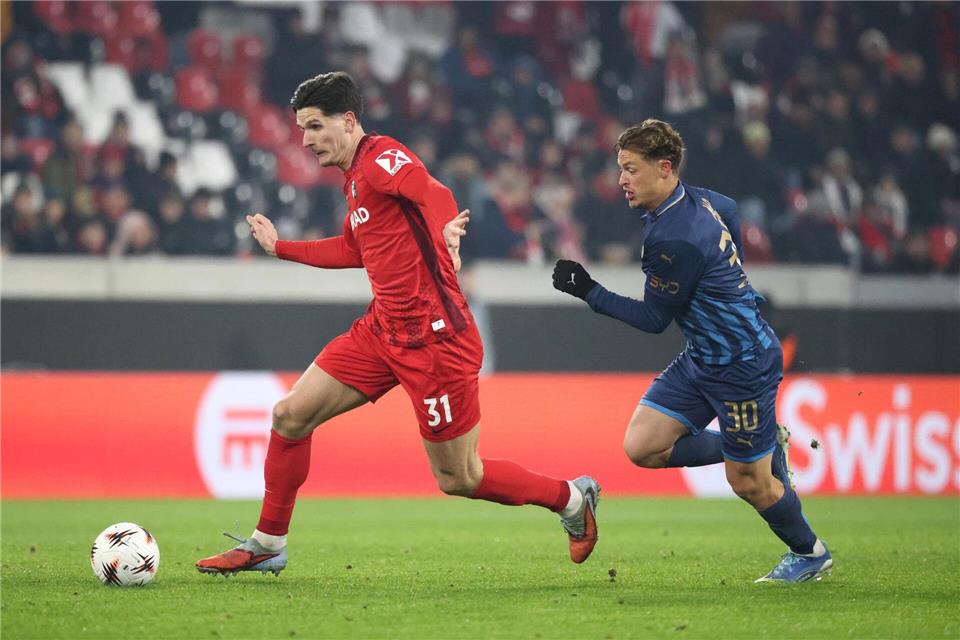 Igor Matanovic (l.) gehörte zu den auffälligsten Freiburgern - und traf.Philipp von Ditfurth/dpa