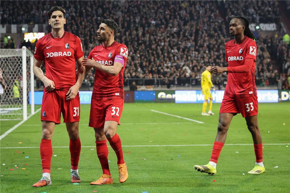 Igor Matanovic (l) traf doppelt für den SC Freiburg.Christian Charisius/dpa