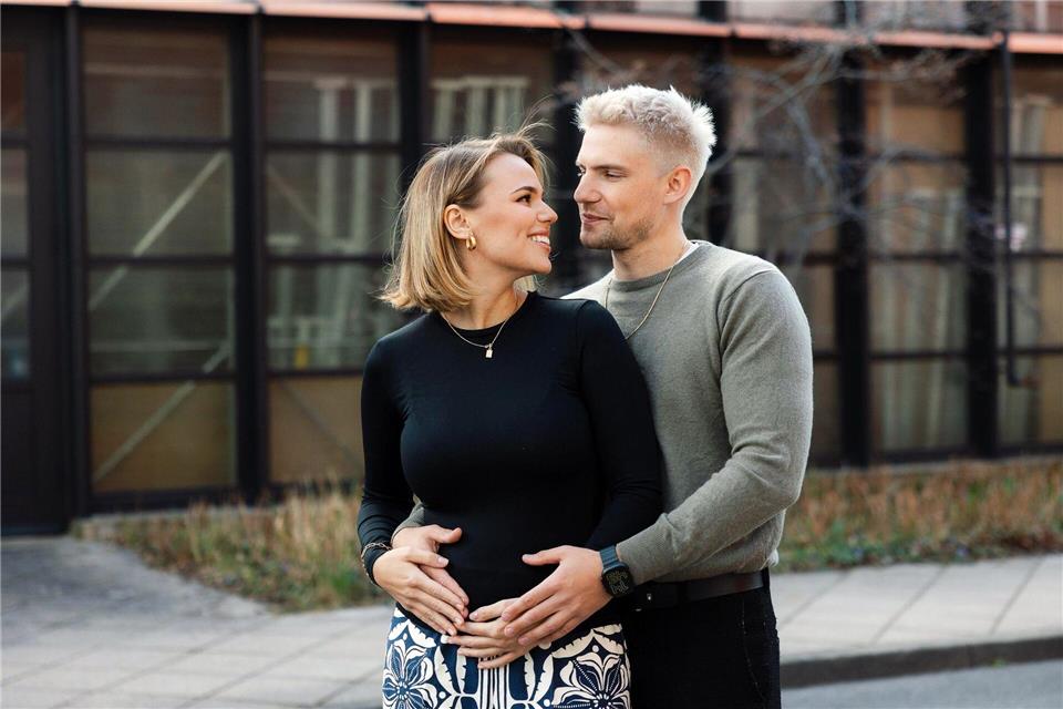 Ihr Baby ist da: Der vor Jahren an Hodenkrebs erkrankte „GZSZ“-Schauspieler Lennart Borchert und seine Freundin Louisa sind Eltern eines Sohnes geworden.Anna Riedel/RTL/dpa