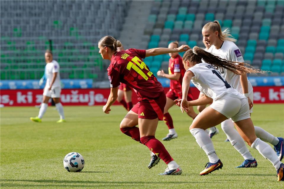 Ihr Eckball leitete das 1:0 ein: Klara Bühl (l).Ales Fevzer/dpa