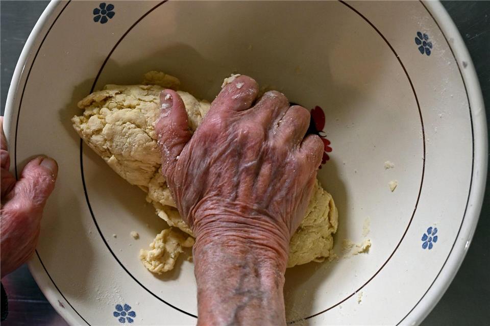 Ihr Rezept: 250 Gramm Hartweizenmehl, ungefähr 250 Milliliter Wasser, ein bisschen Öl und eine Prise Salz. Lilli Förter/dpa