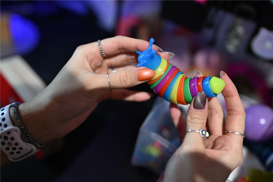 Ihr kleines Studio ist voll mit sogenannten Triggern. So werden die geräuschmachenden Utensilien genannt. Felix Kästle/dpa