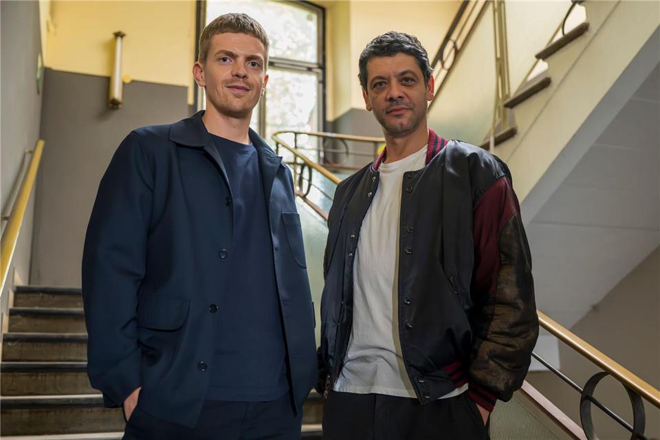 Ihr zweiter gemeinsamer Fall führt Ferdinand Hofer (l) und Carlo Ljubek (r) als „Tatort“-Ermittler auf die Münchner Sicherheitskonferenz. (Archivbild)   Peter Kneffel/dpa