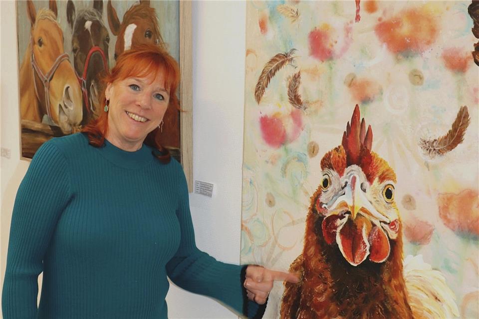 Ihre „Charakterköpfe“ nehmen den Betrachter fest in den Blick: Künstlerin Annette Ullrich-Tappe mit ihren Tiermotiven in der Volksbank in der Hohen Mark.