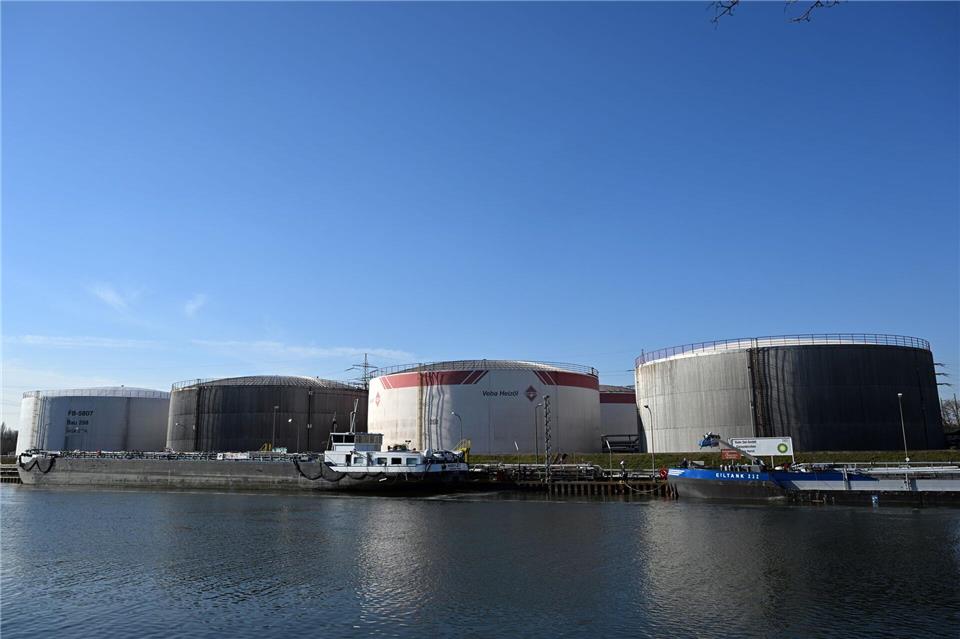 Ihre strategischen Ölreserven geben Volkswirtschaften jeweils in Krisensituationen frei, um den Ölmarkt zu stabilisieren oder auf Versorgungsengpässe zu reagieren. (Archivbild)Federico Gambarini/dpa