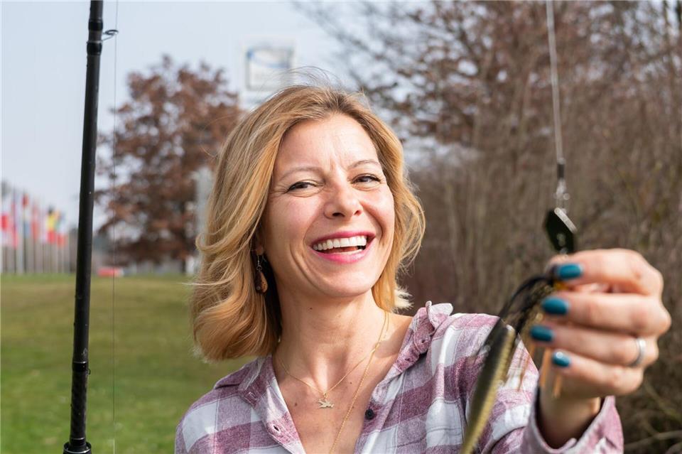Ihren ersten Barsch hat sie an einem Berliner See gefangen. Silas Stein/dpa