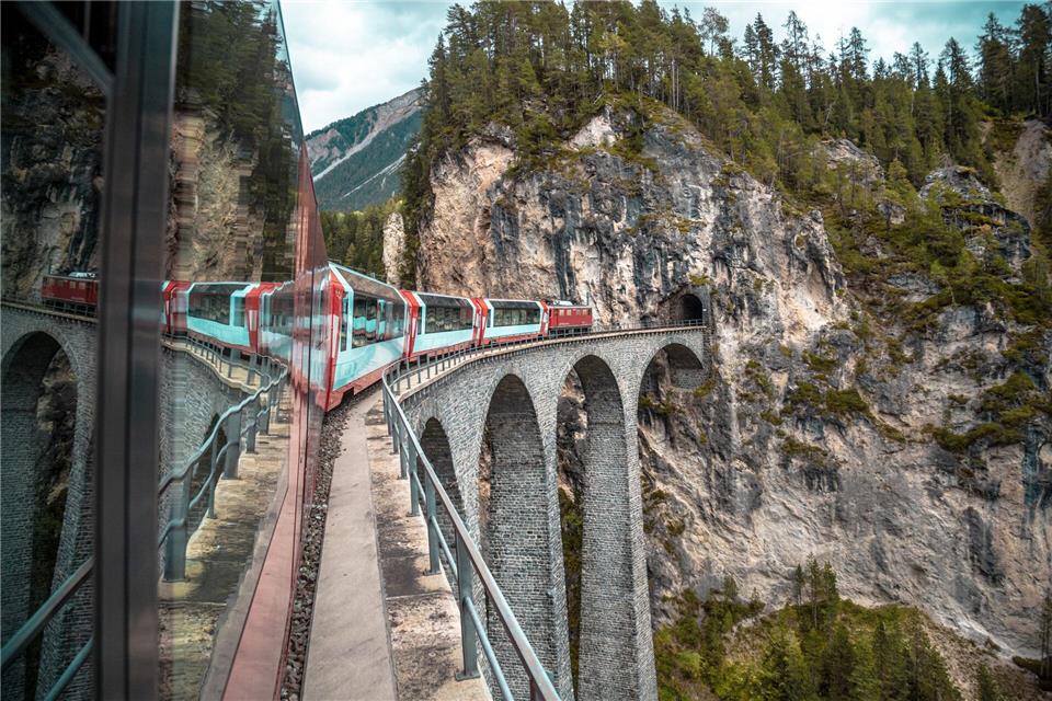 Ikone auf Gleisen: Im Glacier Express geht es nach St. Moritz.Francesco Baj/Schweiz Tourismus/dpa-tmn