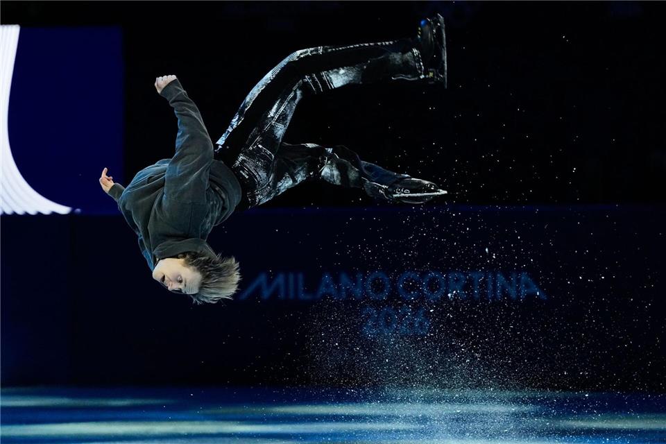 Ilia Malinin aus den USA macht bei einer Schaulauf-Gala bei den Olympischen Winterspielen Mailand Cortina 2026 einen Rückwärtssalto.Ashley Landis/AP/dpa