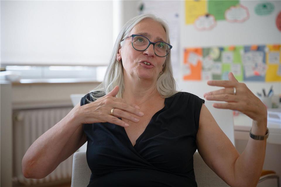 Ilka Werner, Superintendentin des Kirchenkreises Solingen, erklärt den Alltag von Notfallseelsorgern. Henning Kaiser/dpa