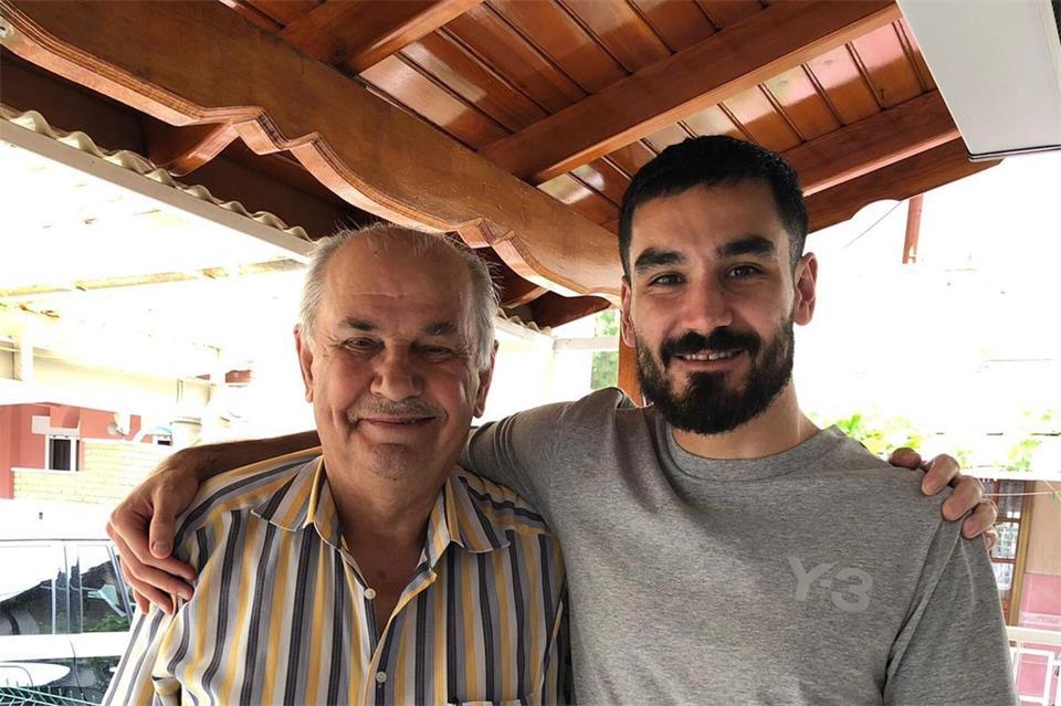 Ilkay Gündogan mit seinem Opa Ismail. (Handout)Privat/dpa
