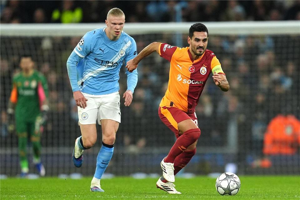Ilkay Gündogan (r) - früher Teamkollege von Erling Haaland (l) - sieht Lionel Messi als besten Gegenspieler an. (Archivbild)Martin Rickett/PA Wire/dpa