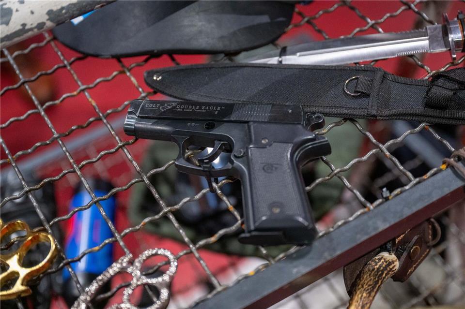 Illegale Waffen, die von der Polizei beschlagnahmt wurden. (Archivbild) Christophe Gateau/dpa