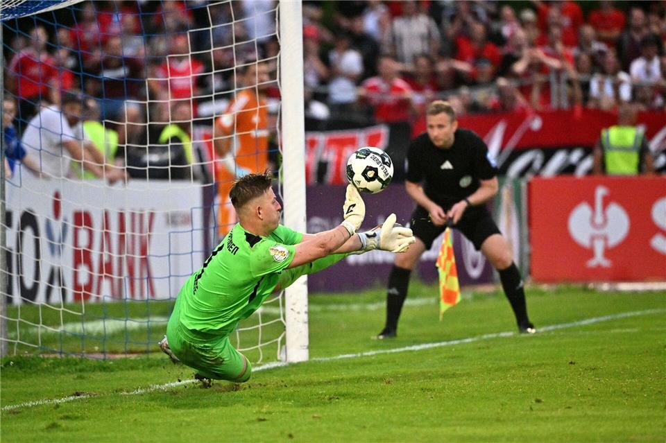 Illertissens Torwart Michel Witte parierte damals zweimal im Elfmeterschießen. (Archivfoto)Jan-Philipp Strobel/dpa