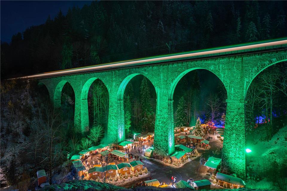 Mal anders: 16 ungewöhnliche Weihnachtsmärkte in Deutschland Illuminiertes Viadukt: Die Brücke der Höllentalbahn bietet eine einzigartige Kulisse für den Weihnachtsmarkt in der Ravennaschlucht. Hochschwarzwald Tourismus GmbH/dpa-tmn