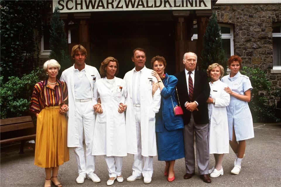 Ein Leben vor der Kamera – Ilona Grübel wird 75 Ilona Grübel (5.v.l.) spielte auch in der „Schwarzwaldklinik“ mit. (Archivbild)picture alliance / dpa