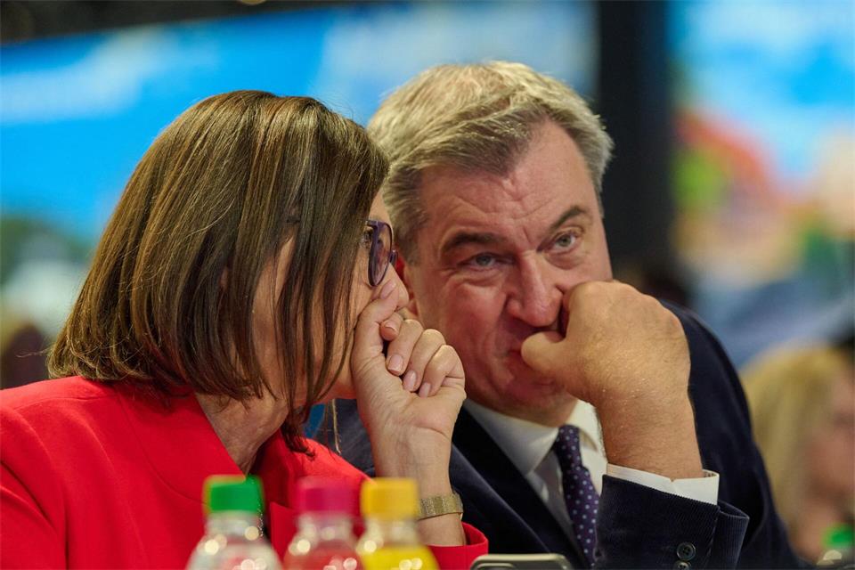 Ilse Aigner (CSU), Präsidentin des bayerischen Landtags, und Markus Söder, CSU-Vorsitzender, sitzen beim CSU-Parteitag nebeneinander und unterhalten sich.Peter Kneffel/dpa