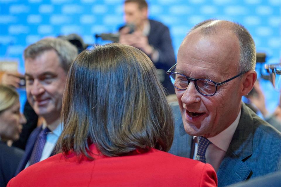Ilse Aigner wird auf dem Parteitag gefeiert - und vom Kanzler auf beide Wangen geküsst.Peter Kneffel/dpa