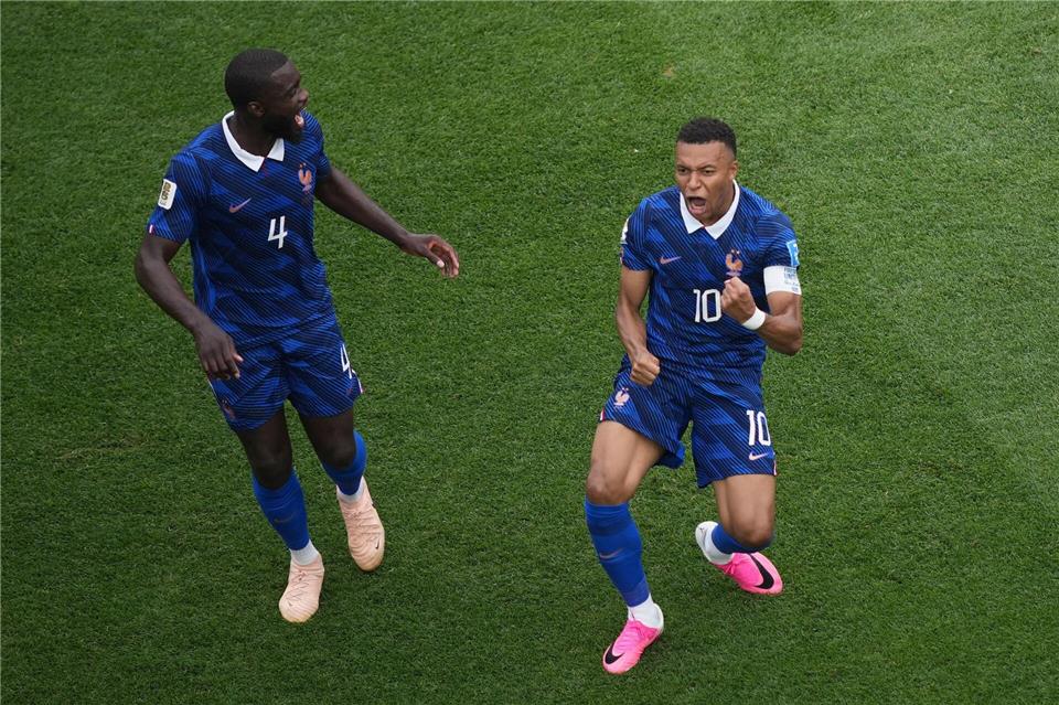 Im 100. Länderspiel: Kylian Mbappé feiert sein Führungstor mit Bayern-Profi Dayot Upamecano. Matt Rourke/AP/dpa