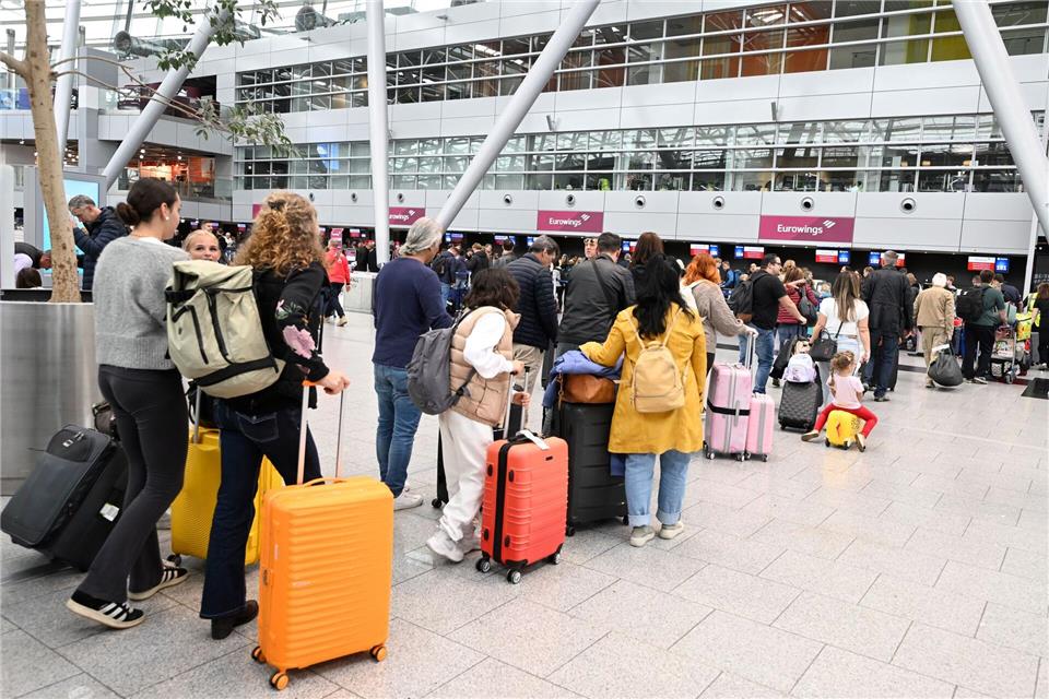 Im Abflug-Terminal kam es am Wochenende zu Wartezeiten.Roberto Pfeil/dpa