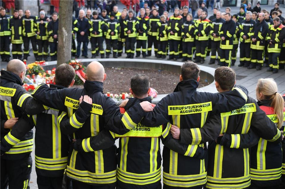 Im Advent 2019 trauerte die Augsburger Berufsfeuerwehr um einen Kollegen, der bei einer Auseinandersetzung mit Jugendlichen erschlagen worden war. Der damalige Täter soll nun erneut an einer Gewalttat beteiligt gewesen sein. Diesmal soll Hass auf Homosexuelle das Motiv gewesen sein. (Archivbild) Stefan Puchner/dpa