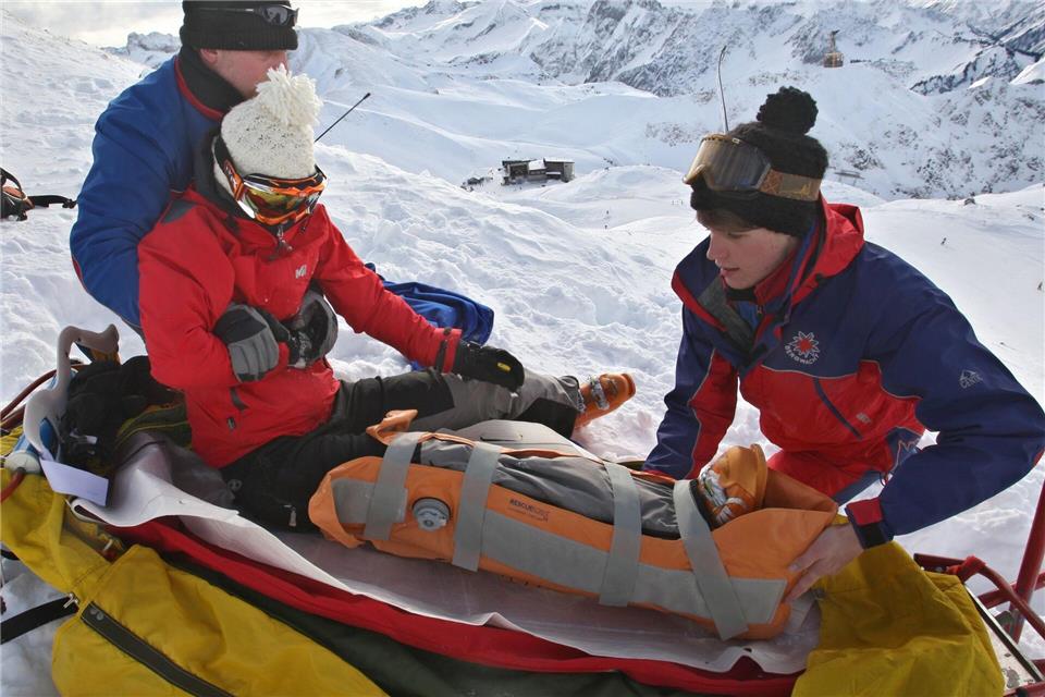 Im Akia - einer Art Rettungsschlitten - werden Verletzte bei Pistenunfällen von der Bergwacht abgeholt. (Archivbild) picture alliance / dpa